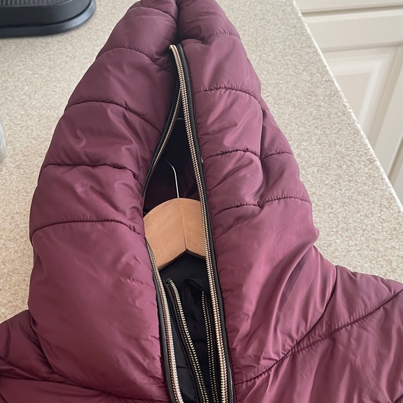 Marc New York Maroon & Black Quilted Vest With Pack Away Pouch - Picture 7 of 11